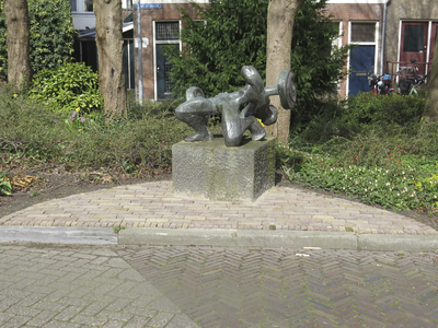 907238 Afbeelding van het bronzen beeldhouwwerk 'de Gewichtheffer' van Nel van Lith (1932), in 2005 geplaatst op de ...